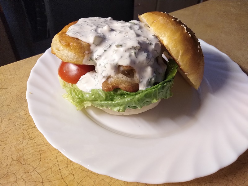 Halas burger remulád mártással