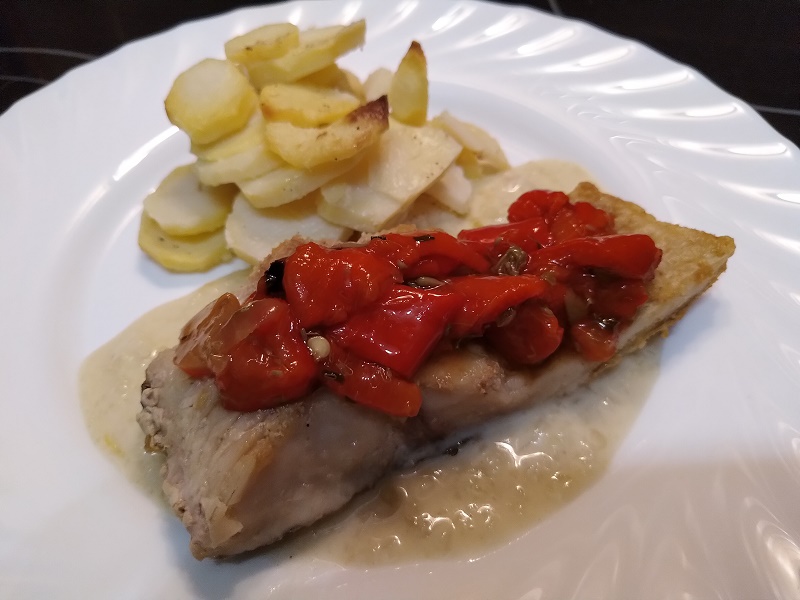 Halfilé kápiasalátával, rakott burgonyával
