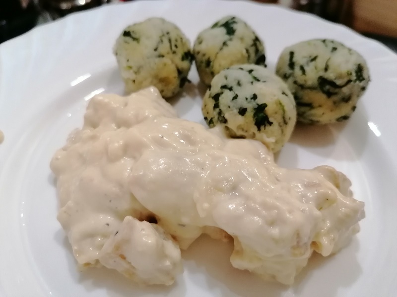 Fokhagymás csirkemell spenótos gombóccal