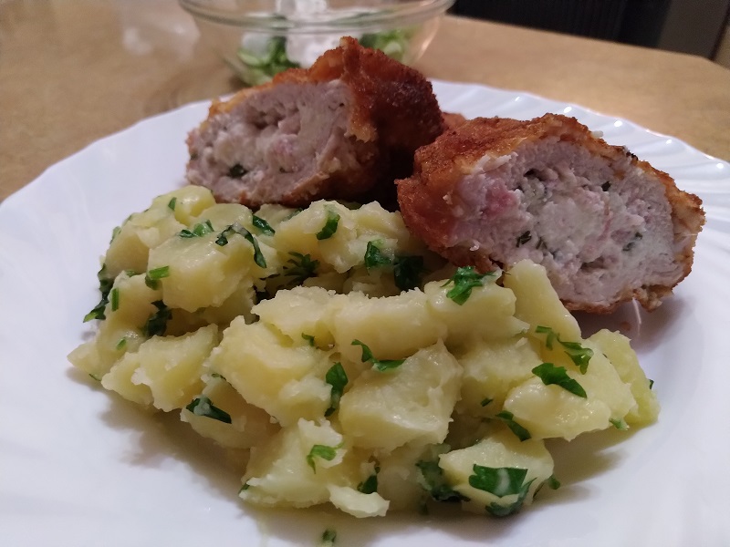 Juhtúróval töltött rántott karaj