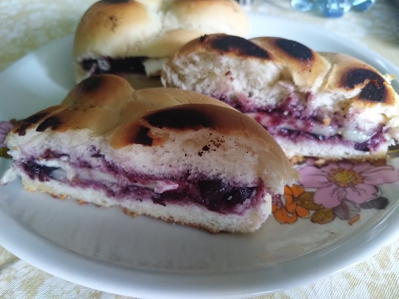 Áfonyás camembertes grillszendvics