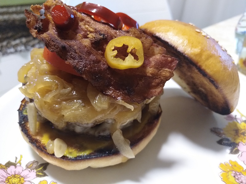 Fűszeres burger sörös hagymával