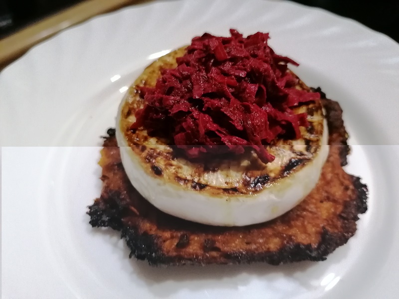 Grill camembert édesburgonya tócsnival
