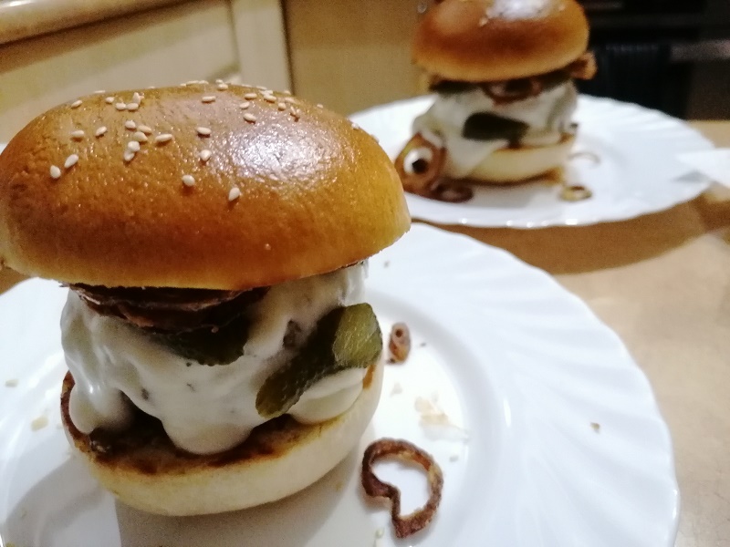Kecskesajtos burger