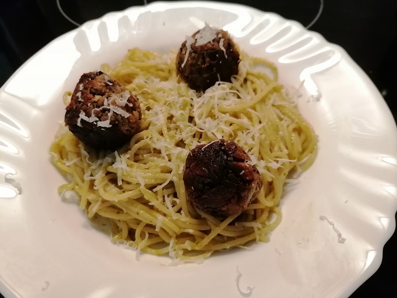Pesztós spagetti vega gombócokkal