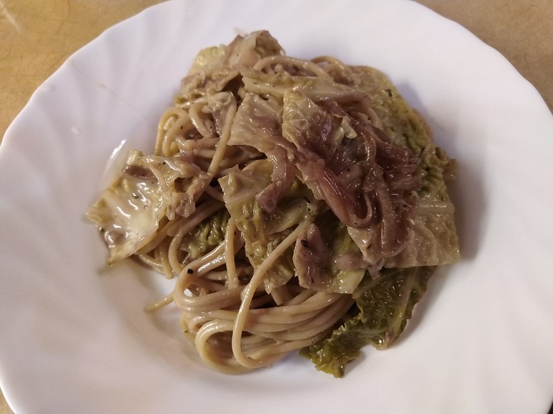 Spagetti karamellizált hagymával kelkáposztával